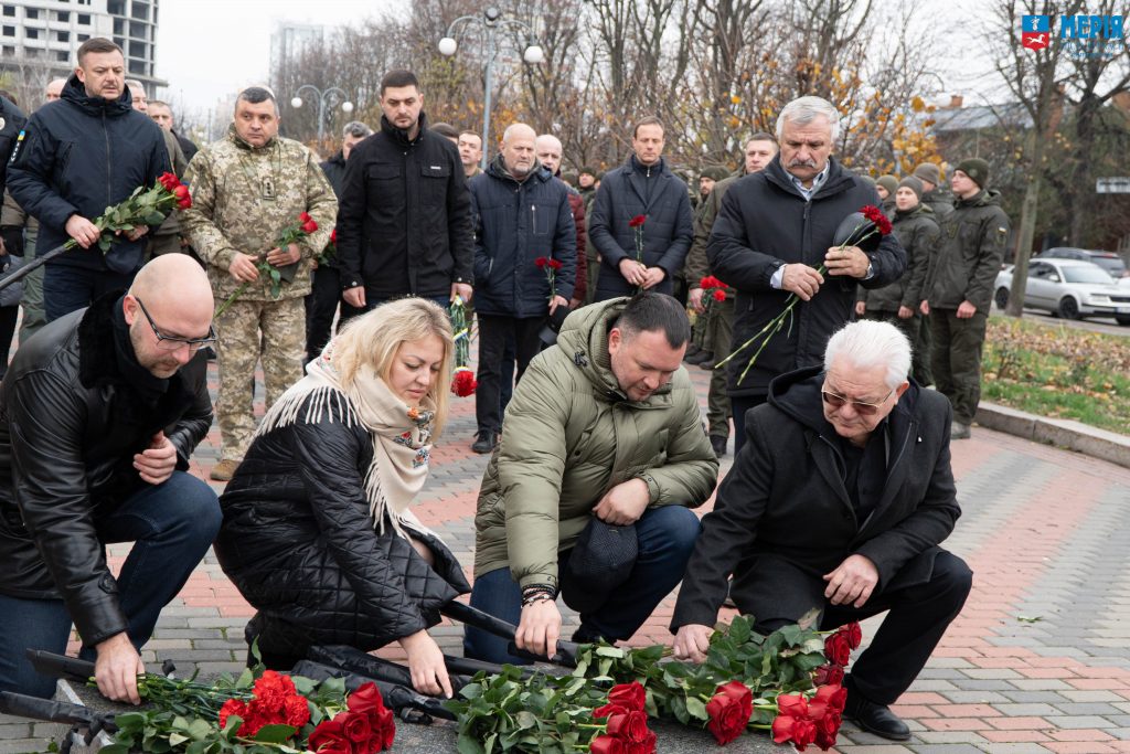 покладання квітів на меморіал