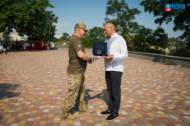 Анатолій Бондаренко вручає відзнаку військовому